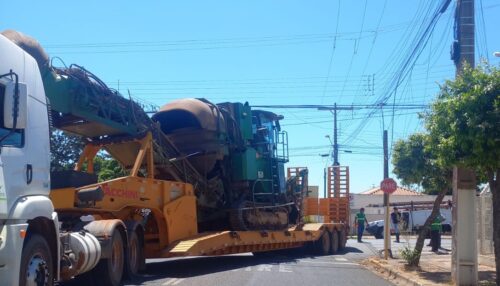 Em Lucélia, caminhão enrosca em fios, quebra poste e impacta o fornecimento de energia