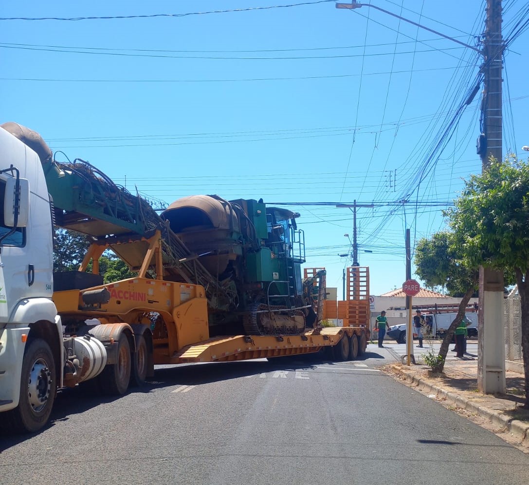 Em Lucélia, caminhão enrosca em fios, quebra poste e impacta o fornecimento de energia