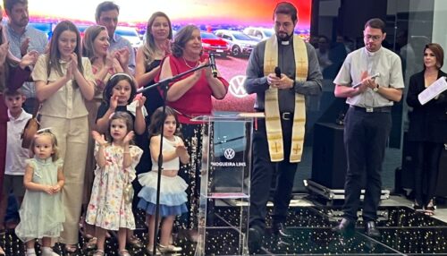 Concessionária Nogueira Lins é inaugurada em Adamantina, emociona com cerimonial demonstrando fé e união familiar.