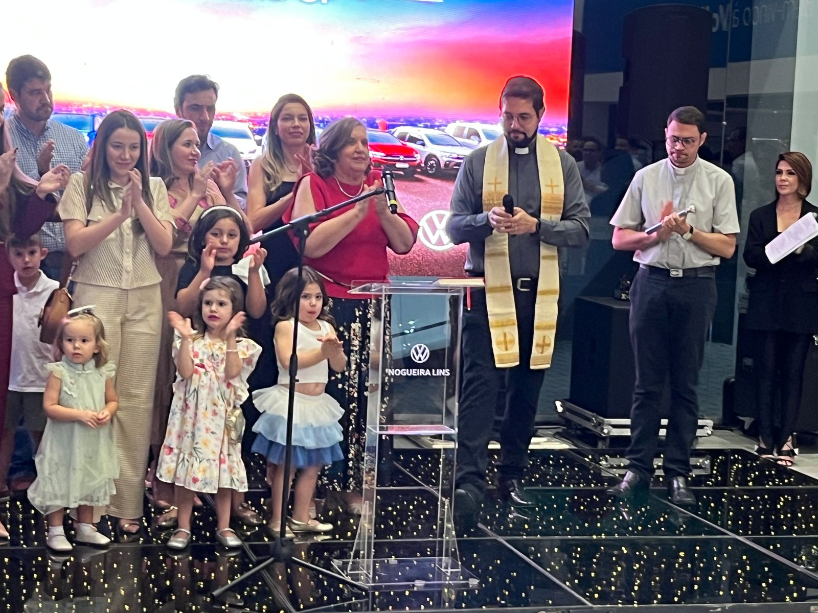 Concessionária Nogueira Lins é inaugurada em Adamantina, emociona com cerimonial demonstrando fé e união familiar.