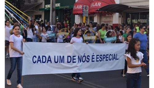 Desfile cívico-militar reúne mais de dois mil participantes de mais de 50 instituições
