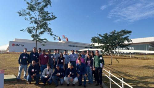 Alunos de Agronomia da FAI participam de capacitação prática na JACTO