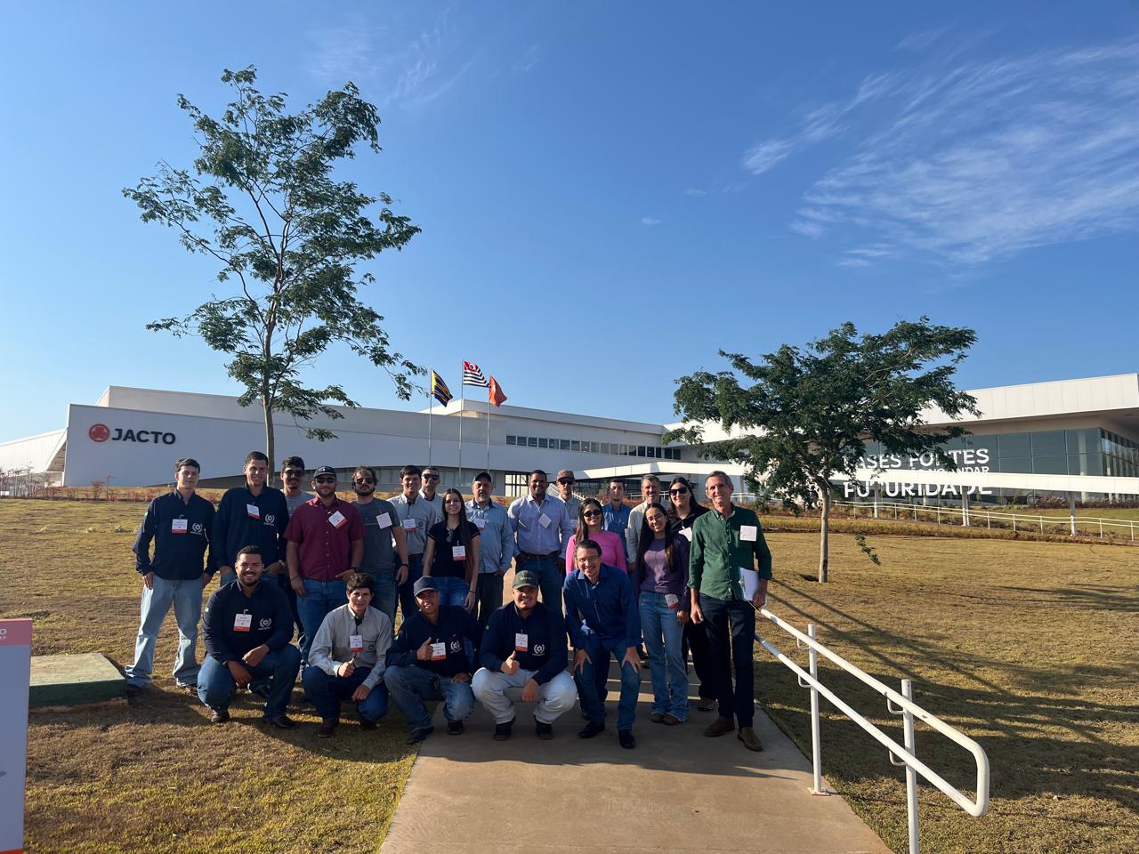 Alunos de Agronomia da FAI participam de capacitação prática na JACTO