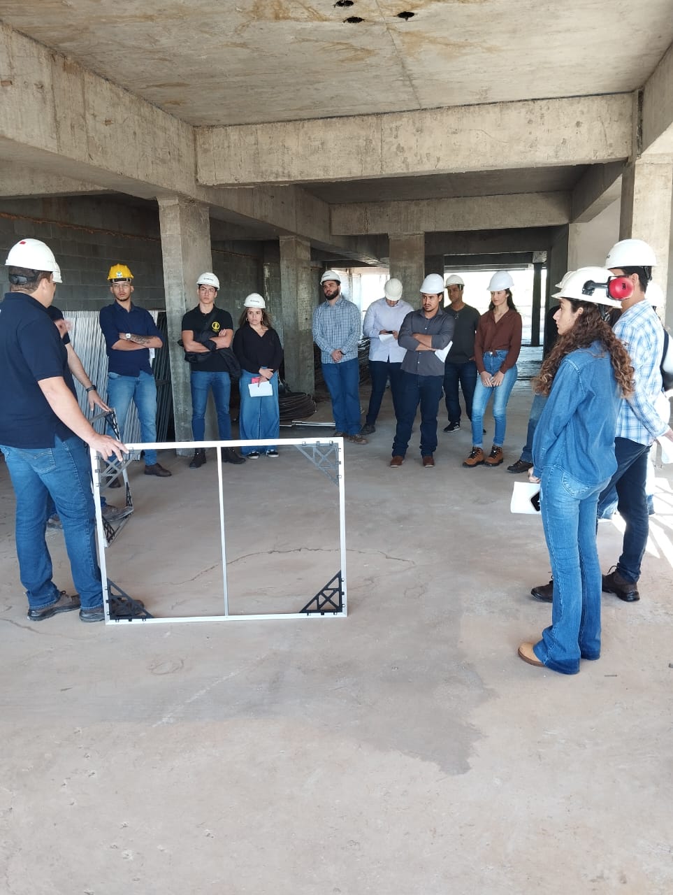 Alunos de Engenharia Civil da FAI unem teoria e prática em visitas a canteiros de obras