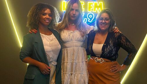 Amanda Mosconi emociona no podcast “Agora é que são elas” ao compartilhar trajetória inspiradora no mundo da moda