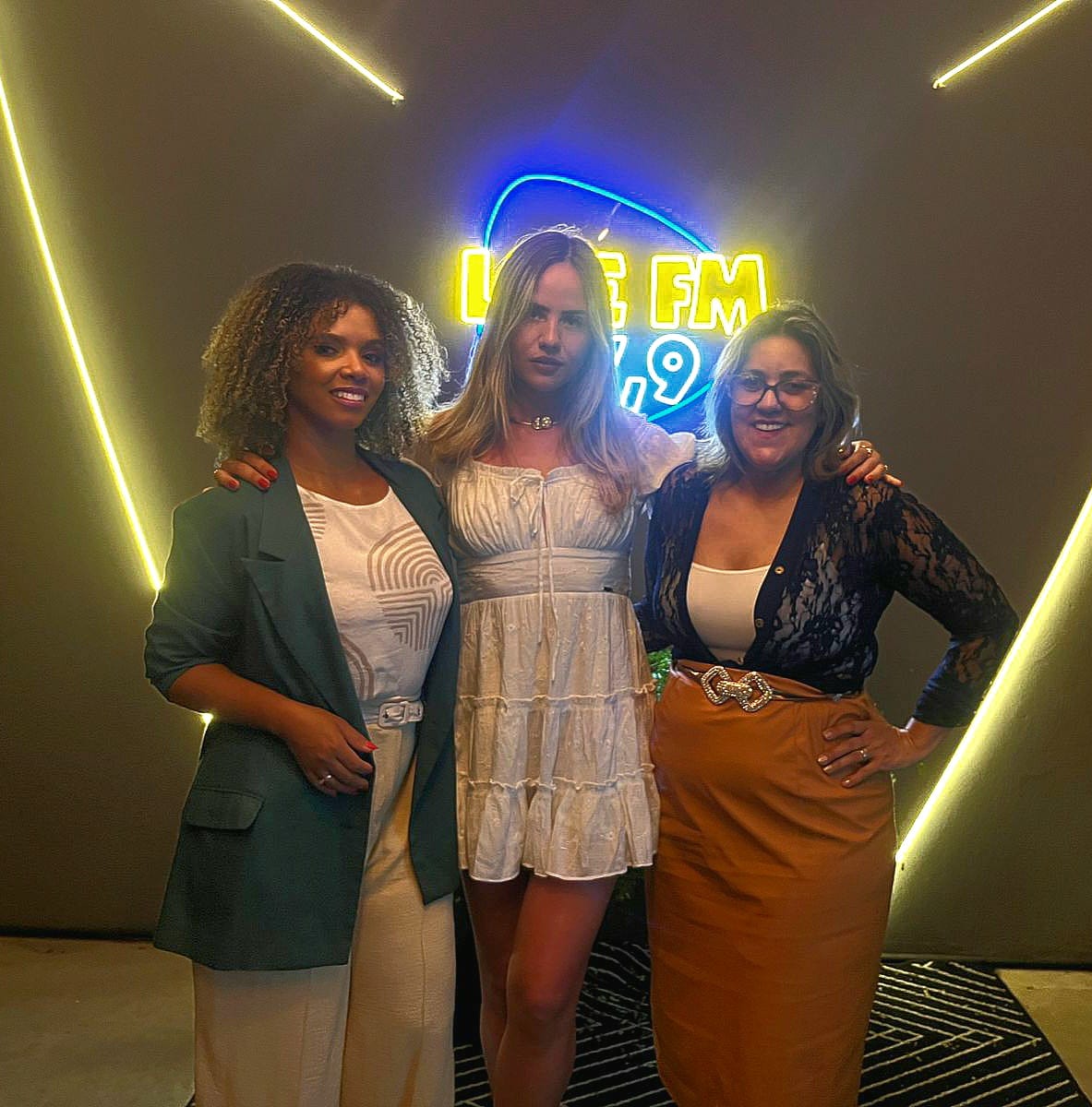 Amanda Mosconi emociona no podcast “Agora é que são elas” ao compartilhar trajetória inspiradora no mundo da moda