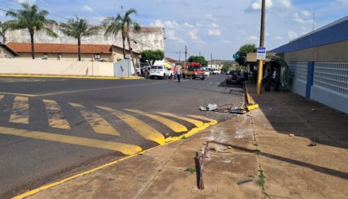 Motorista passa mal e colide com portão de residência em frente à rodoviária de Adamantina