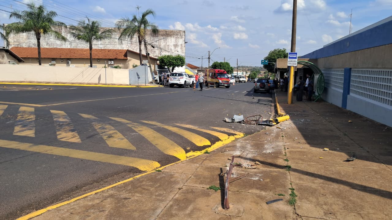 Motorista passa mal e colide com portão de residência em frente à rodoviária de Adamantina