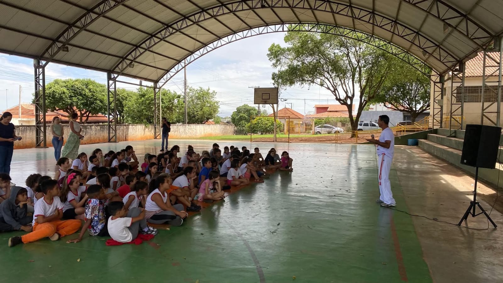 Com tarde inclusiva, Escola Municipal Teruyo Kikuta realiza palestra educativa sobre a capoeira