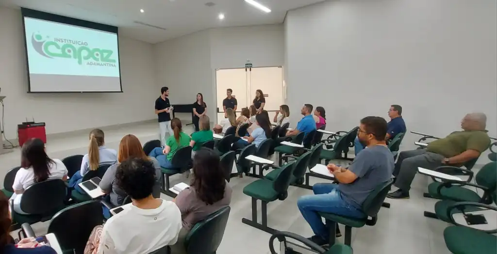 Capaz reúne empresas parceiras e passa orientações sobre regras de contratos de aprendizagem