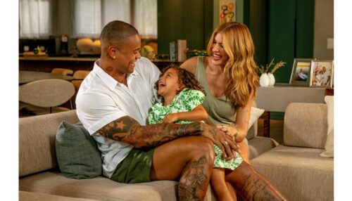 Léo Santana, Lore Improta e a pequena Liz estrelam nova campanha do Sicredi