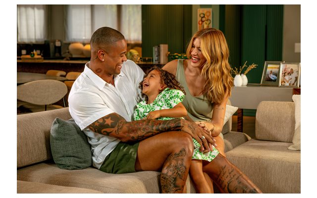Léo Santana, Lore Improta e a pequena Liz estrelam nova campanha do Sicredi