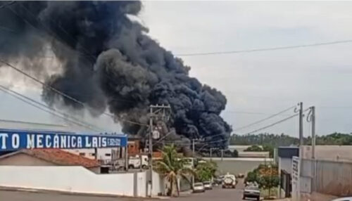 Incêndio atinge área externa de empresa no Distrito Valentim Gatti, em Adamantina