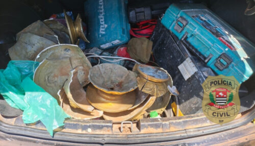 Polícia Civil intercepta veículo com 38 kg de peças de bronze furtadas de túmulos; dois são presos