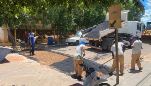 Após enxurrada invadir casa, poder público remove redutor de velocidade em rua de Lucélia