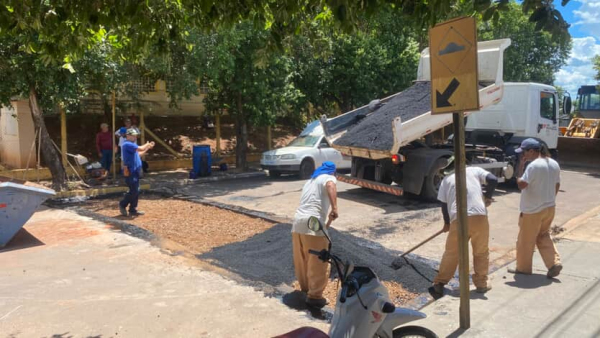 Após enxurrada invadir casa, poder público remove redutor de velocidade em rua de Lucélia