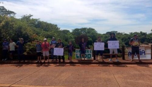 Manifestação pacífica alerta para degradação ambiental do Rio Feio