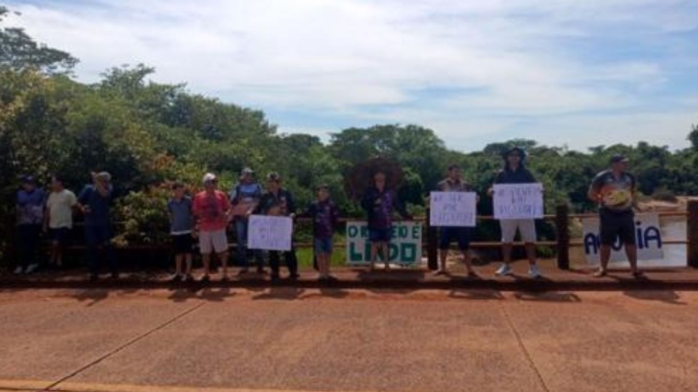 Manifestação pacífica alerta para degradação ambiental do Rio Feio