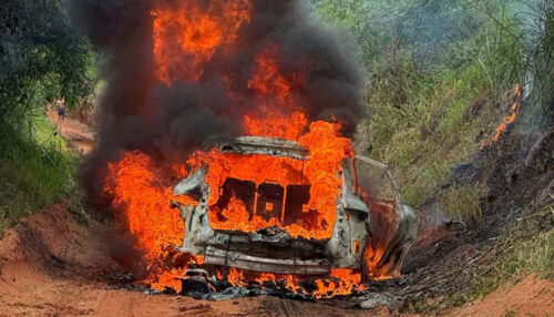 Corpo carbonizado é encontrado em Porsche incendiado em estrada rural de Pompeia
