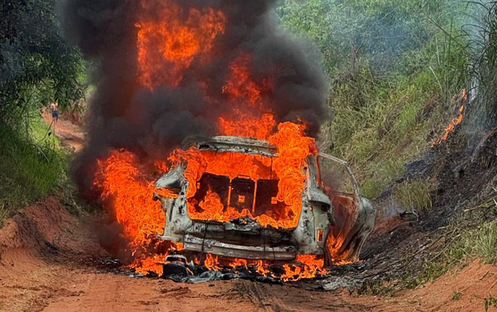 Corpo carbonizado é encontrado em Porsche incendiado em estrada rural de Pompeia