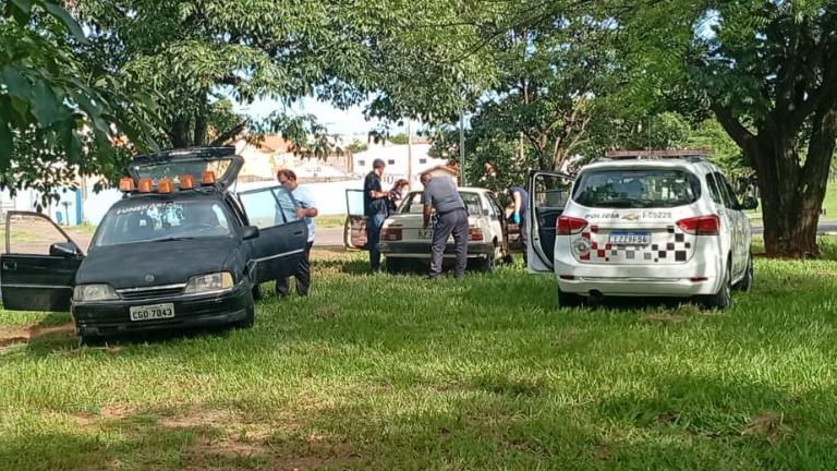 Homem é encontrado morto dentro de veículo