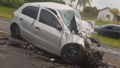 Acidente mata mulher e deixa criança ferida no trevo de Pacaembu