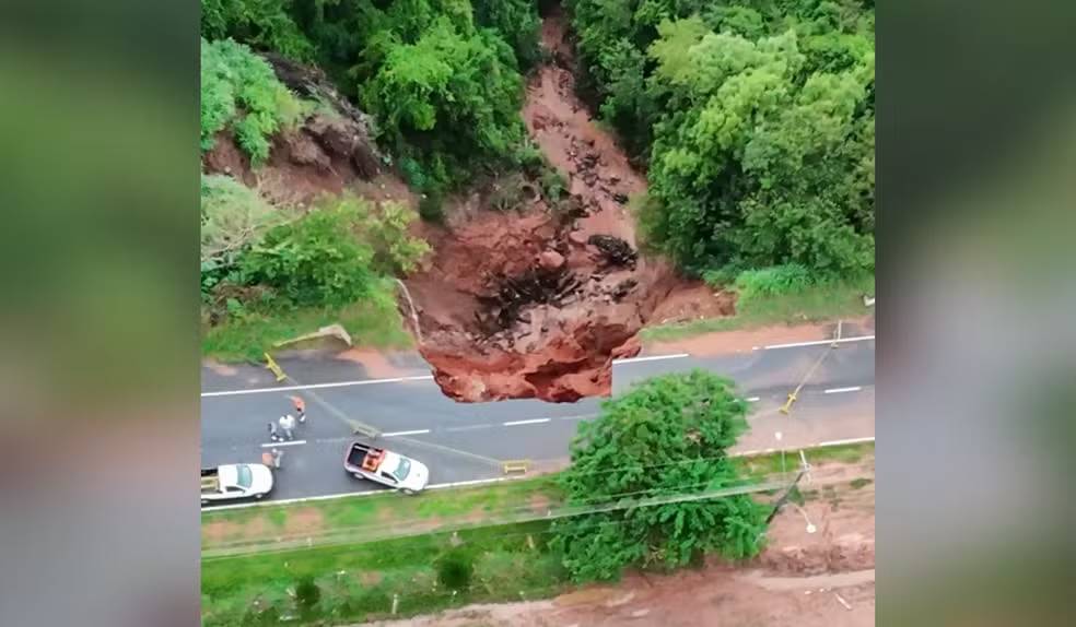 Deslizamento causado por chuva intensa abre cratera e interdita estrada vicinal em Osvaldo Cruz