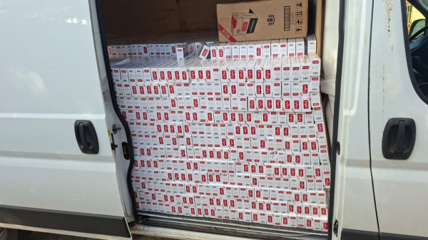 PM apreende cerca de 80 mil maços de cigarros contrabandeados e prende dois em Lucélia