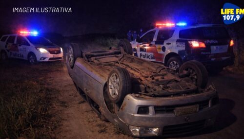 Um motorista capotou o veículo após tentar fugir de uma abordagem da Polícia Militar