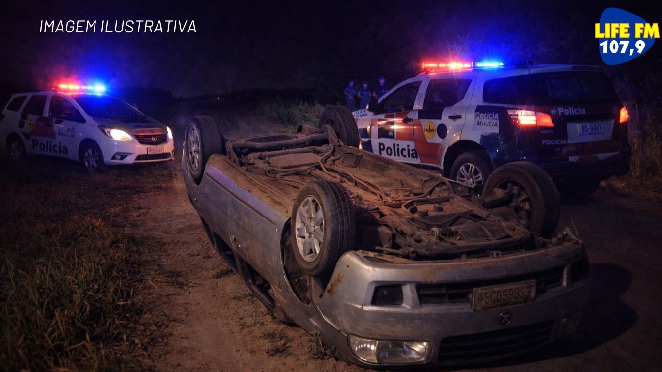 Um motorista capotou o veículo após tentar fugir de uma abordagem da Polícia Militar