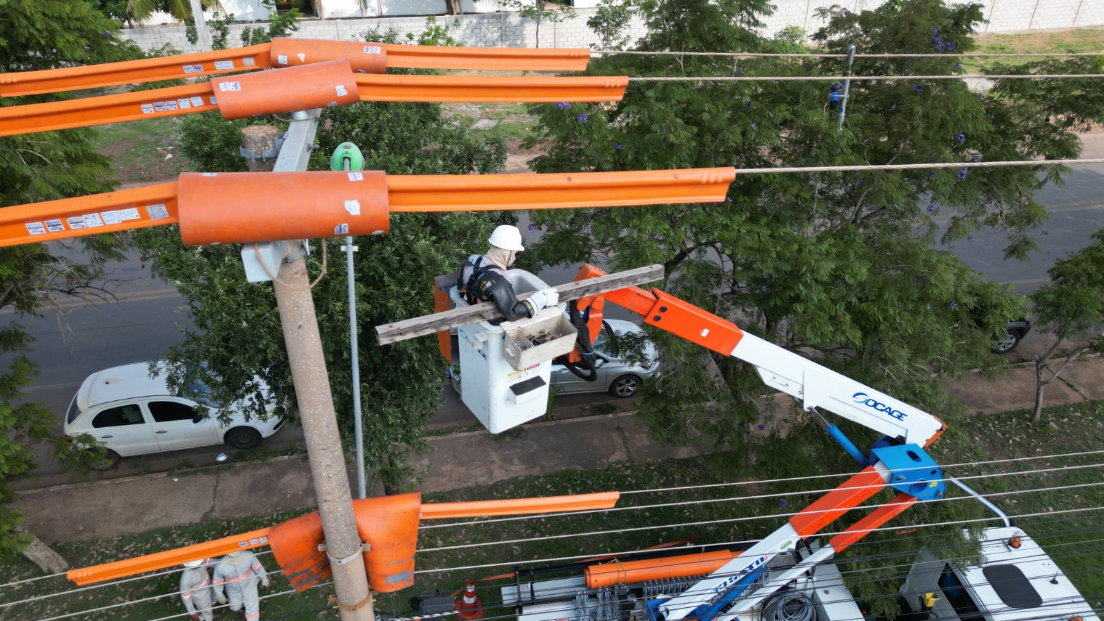 Energisa realiza manutenção e orienta clientes sobre os serviços na região