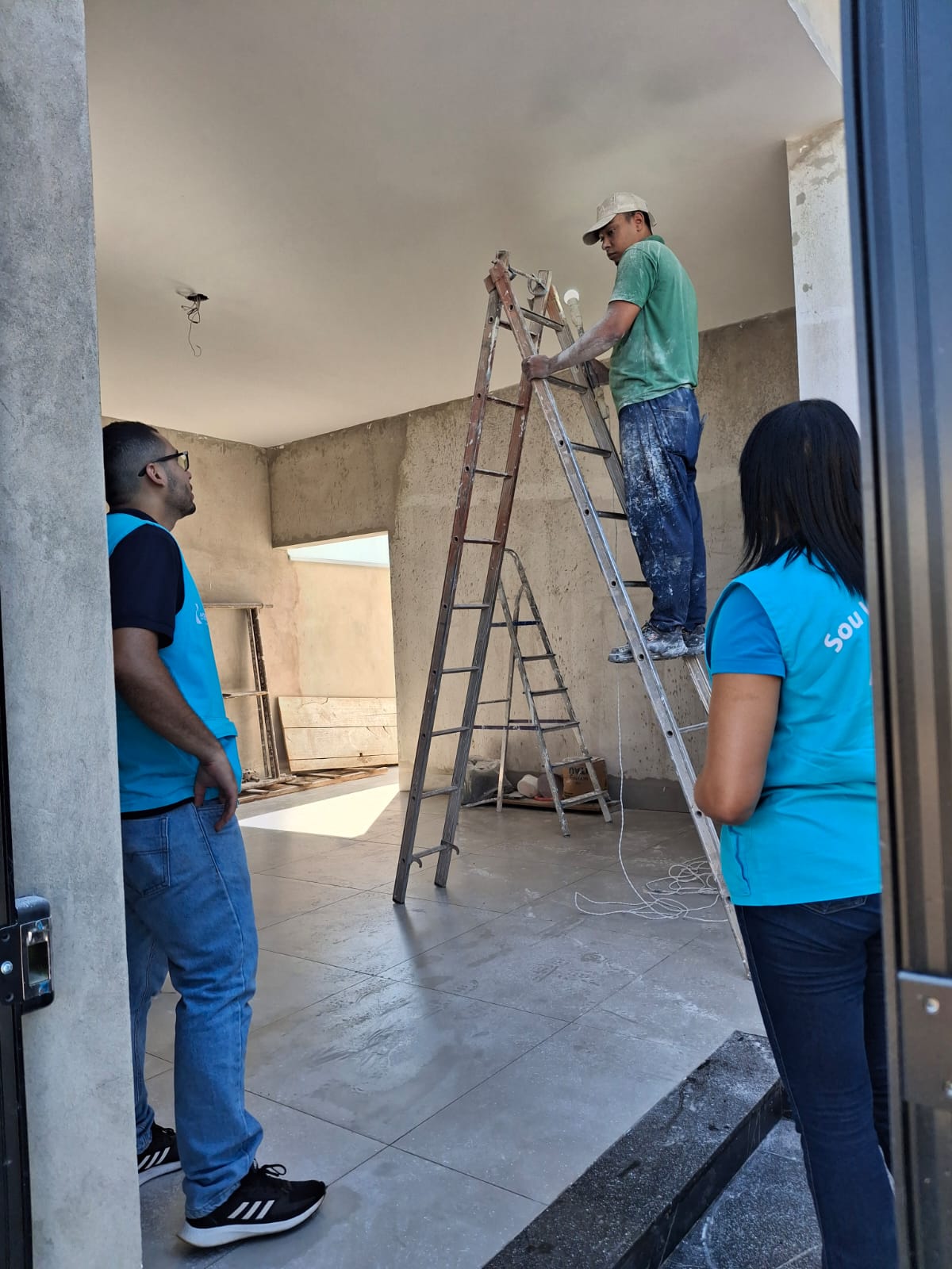 Energisa alerta sobre riscos de acidentes elétricos durante serviços perto da rede de energia