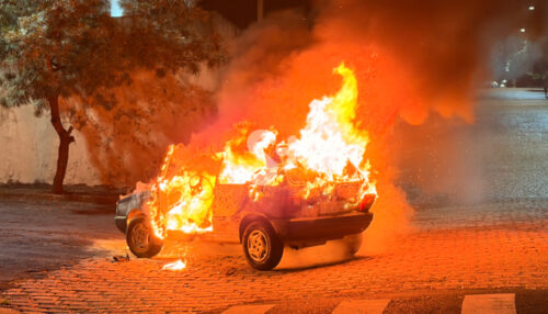 Fiat Uno é destruído por incêndio no centro de Adamantina
