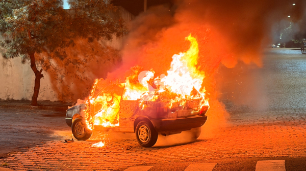 Fiat Uno é destruído por incêndio no centro de Adamantina