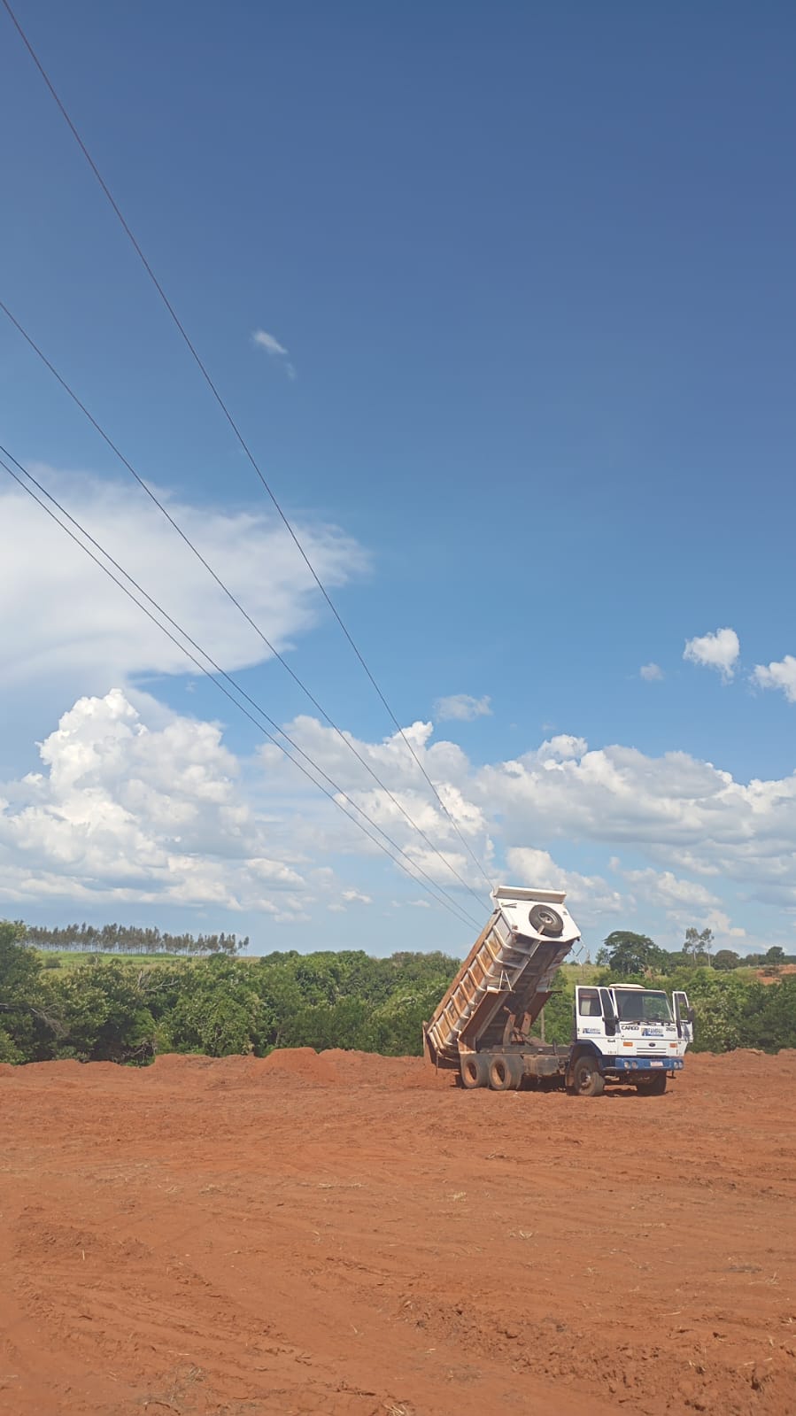 Energisa reforça orientações para evitar acidentes com máquinas agrícolas e caminhões próximas à rede elétrica