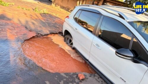 Carro cai em buraco aberto após vazamento de água em Adamantina
