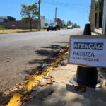 Moradores do bairro Califórnia criam método para alertar motoristas e cobram solução para ponto perigoso na Avenida Santos Dumont