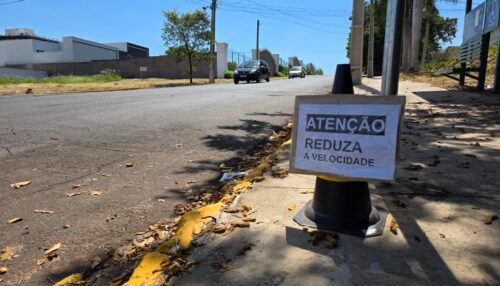 Moradores do bairro Califórnia criam método para alertar motoristas e cobram solução para ponto perigoso na Avenida Santos Dumont