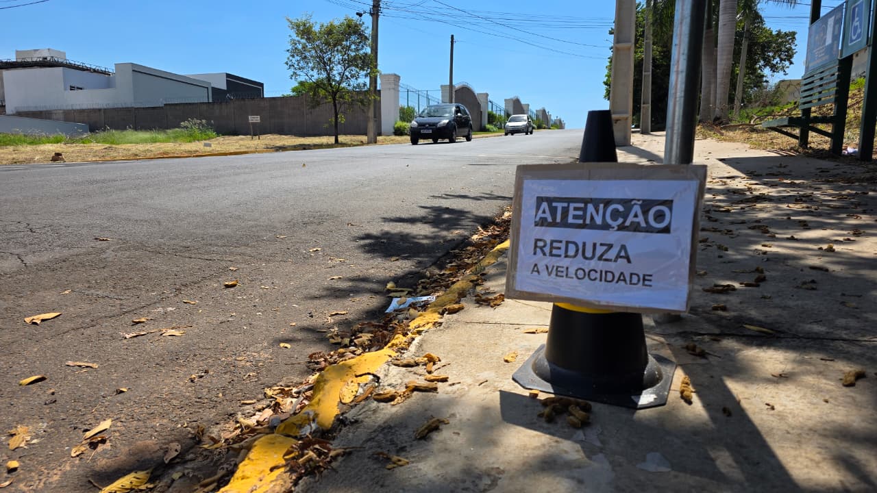 Moradores do bairro Califórnia criam método para alertar motoristas e cobram solução para ponto perigoso na Avenida Santos Dumont