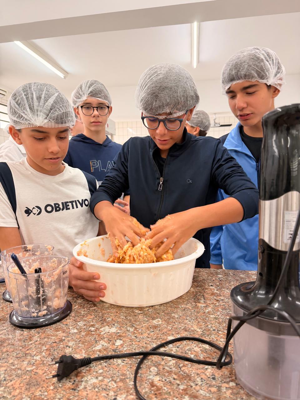 Nutrição da FAI promove oficina prática sobre alimentação saudável com alunos do Colégio Objetivo