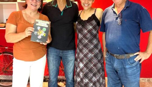 Ex-jogador Kakinha doa livro ao Museu e Arquivo Histórico “Setsu Onishi” em Adamantina