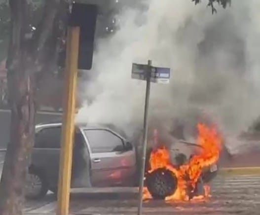 Incêndio atinge carro no centro de Adamantina e mobiliza Corpo de Bombeiros nesta sexta-feira