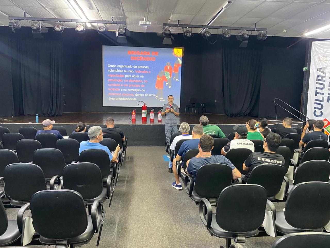 Servidores da Prefeitura de Adamantina participam de treinamento sobre prevenção e combate a incêndios