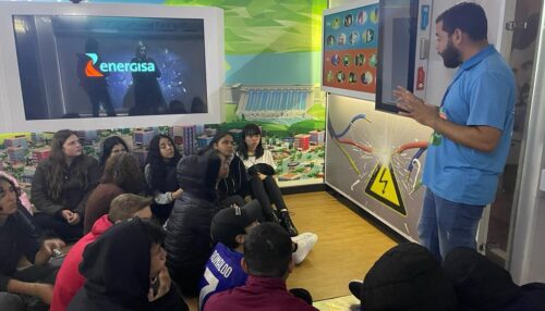 Unidade móvel da Energisa realiza atendimentos e ações sociais em Adamantina