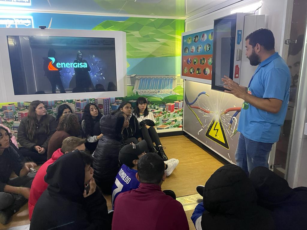 Unidade móvel da Energisa realiza atendimentos e ações sociais em Adamantina