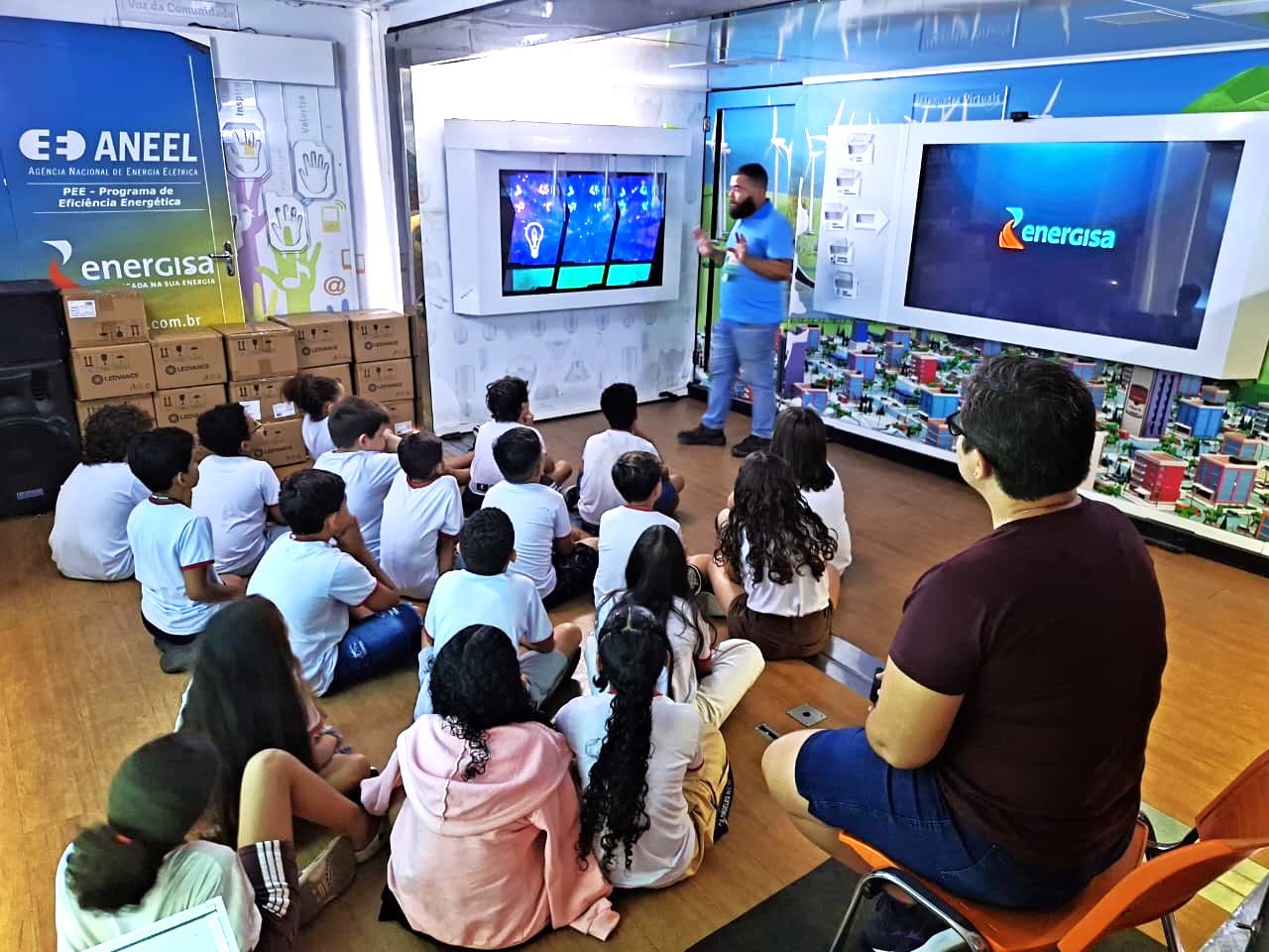 Estudantes da rede municipal visitam unidade móvel da Energisa na Estação Recreio em Adamantina