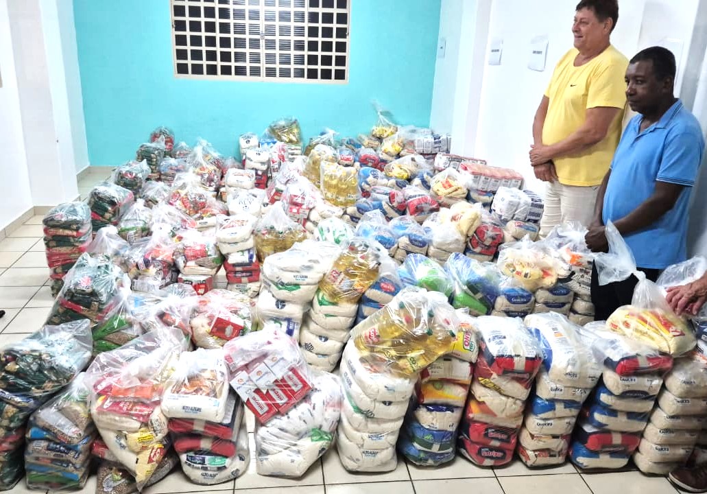 Fundo Social de Adamantina entrega alimentos doados pelo Sicoob Nosso a entidades assistenciais