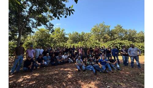 Alunos de Agronomia da FAI vivenciam na prática a cadeia produtiva do café em Adamantina