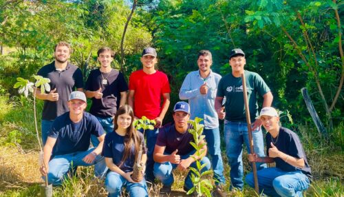 Curso de Agronomia da FAI promove plantio de árvores em ação de recuperação ambiental