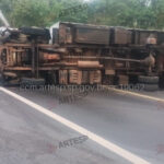 Roda se solta de caminhão e provoca tombamento na SP-294 em Osvaldo Cruz